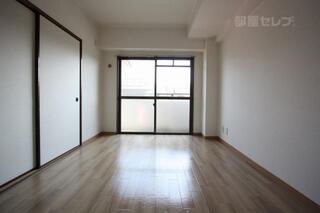 南側の洋室6帖のお部屋です。