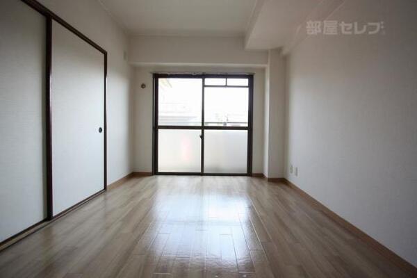 南側の洋室6帖のお部屋です。