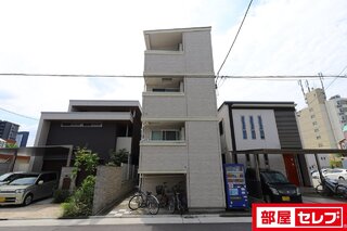 エントランスもチェックでおしゃれに