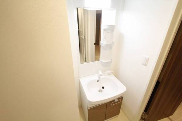 洗髪洗面化粧台の独立洗面所です。