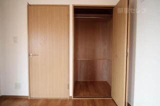 各部屋に収納があります。