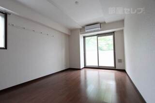 オシャレな木目のお部屋です。
