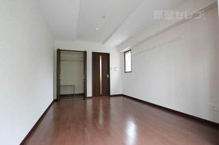角部屋なので、小窓があります。