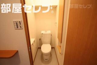 トイレに棚と収納を設置しております