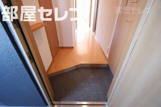 玄関（下駄箱あり）からの写真です
