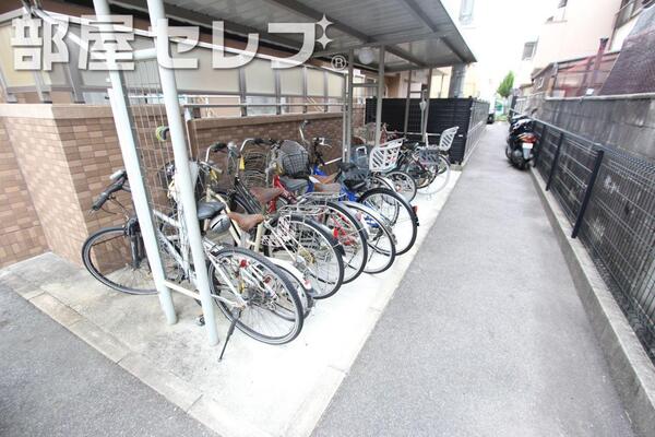 屋根付きの駐輪場です。