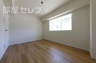 出窓で日当たりの良い北側の居室です。