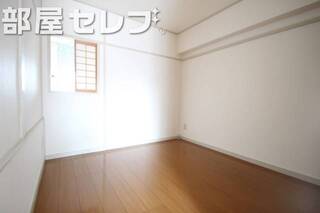 壁のクロスもお洒落なお部屋です。