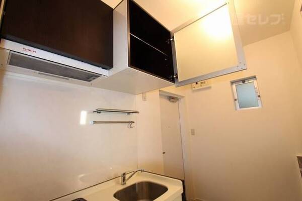 キッチン収納もバッチリ　※202号室の写真です