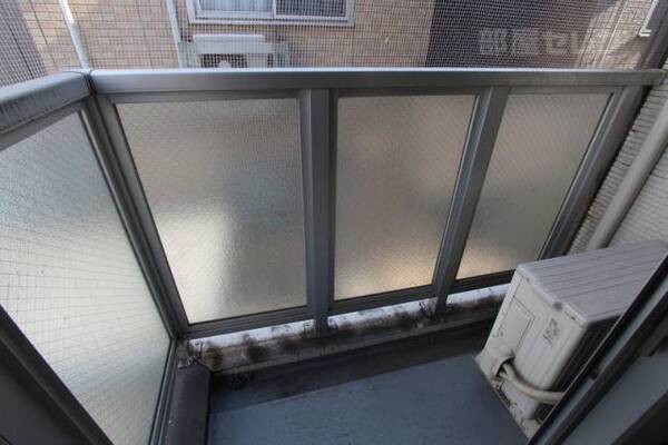 ベランダでいっぷく・・・　※202号室の写真です