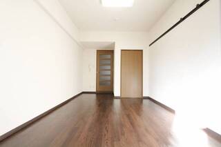 広々したお部屋で生活しやすいですね。102号室の写真です。