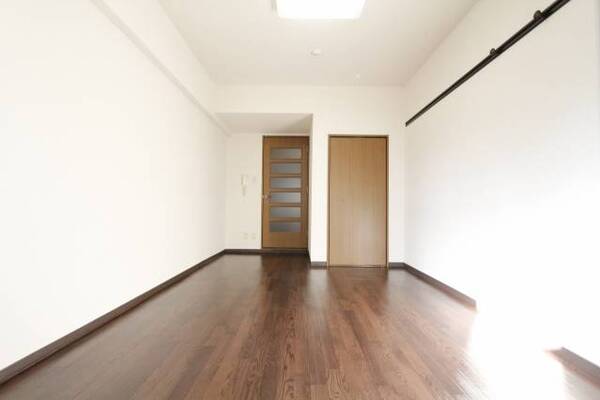 広々したお部屋で生活しやすいですね。102号室の写真です。