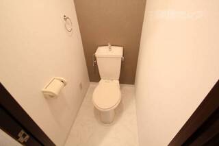 トイレの壁紙もオシャレですね