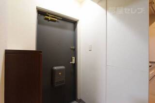 玄関横にシューズボックスついてます