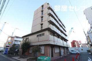 名古屋駅まですぐそこ。どっしりとした外観です。