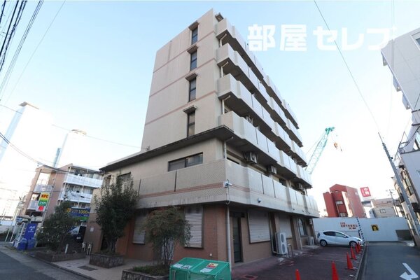 名古屋駅まですぐそこ。どっしりとした外観です。