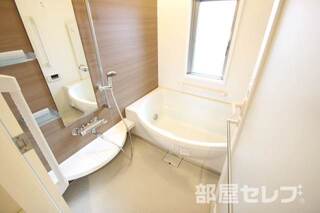 追いだき、浴室乾燥機、そして窓も付いているバスルーム