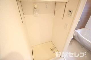 洗濯機の上にはうれしい棚付き