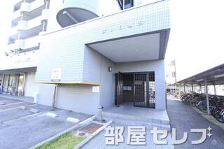 入口はこちらです。