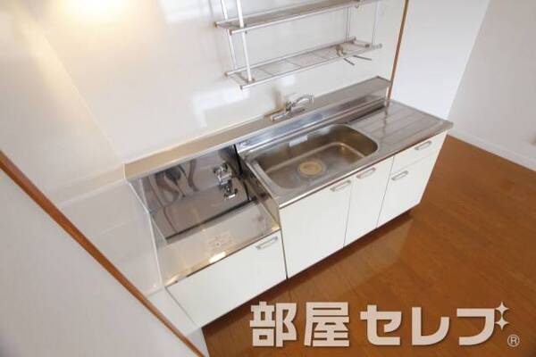 段落ちキッチン。