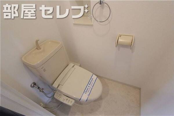 お手洗い、小さな棚が便利です。