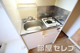 コンパクトなキッチンです。101号室の写真です。