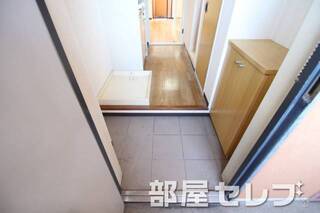 広くて大きい玄関。101号室の写真です。