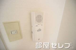 インターホン付きです。101号室の写真です。