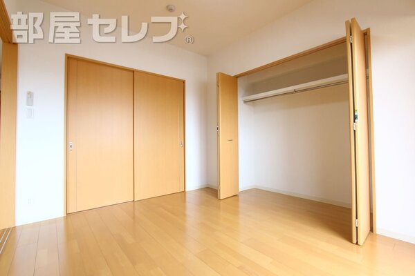 中部屋洋室6帖にも小窓が付いていて明るいです。