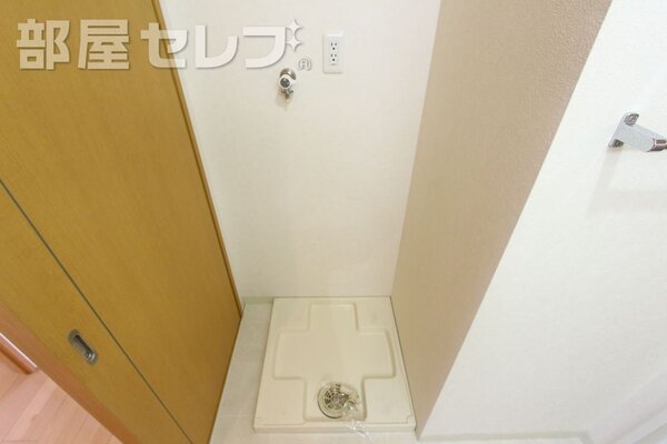 南側の洋室6帖のお部屋です。