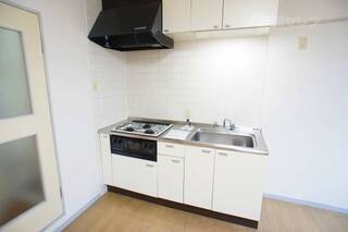 3口コンロのシステムキッチンで料理も楽しくなります。