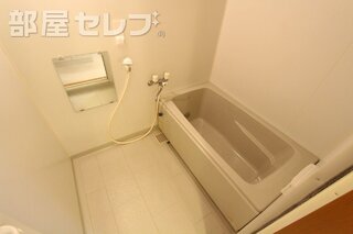 ゆったりとした浴槽。