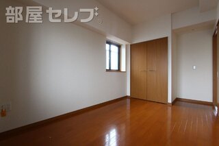 大きな窓のリビングです。