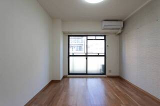 綺麗で広めの7.5帖のお部屋です。
