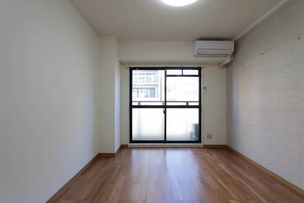 綺麗で広めの7.5帖のお部屋です。
