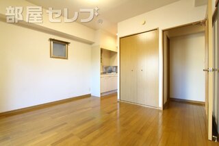 落ち着く色合いのオシャレな部屋です。