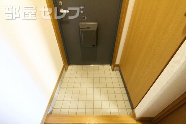大きな下駄箱あります。