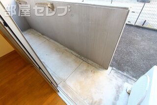 広いベランダなので、沢山洗濯干せますよ。