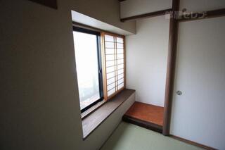 板の間も窓が付いていて明るくなっています。