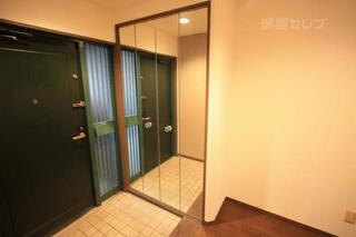 鏡面ガラス張りのおしゃれな下駄箱です。