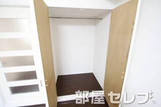 奥行きのある収納。