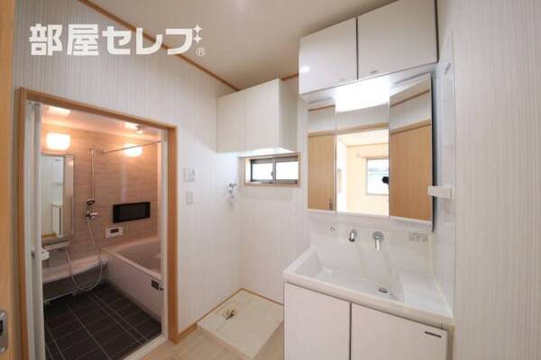 ３面鏡のある洗面所