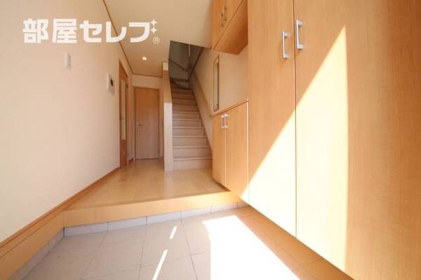 収納たっぷりの玄関
