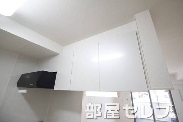 キッチン上部収納。