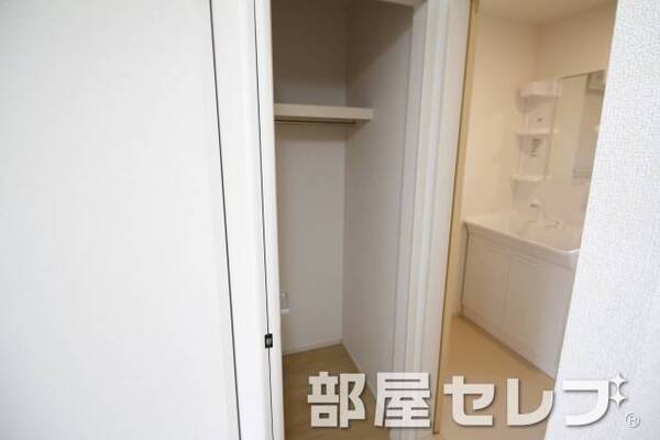 キッチン周辺にも収納あります。