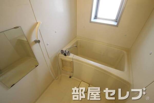 お風呂にも小窓があります。