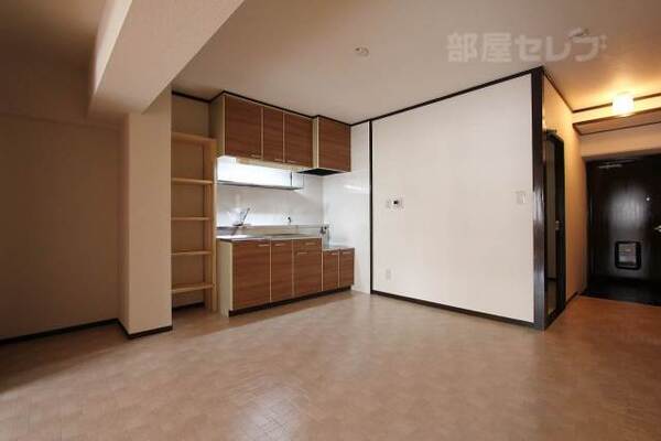 別の部屋の内装写真を参照
