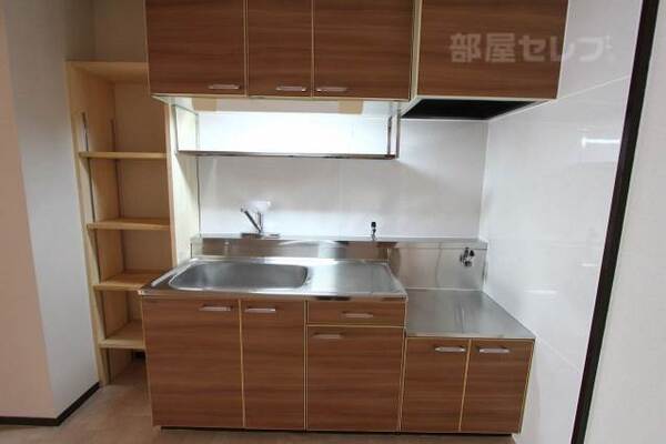 別の部屋の内装写真を参照