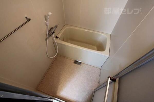 別の部屋の内装写真を参照