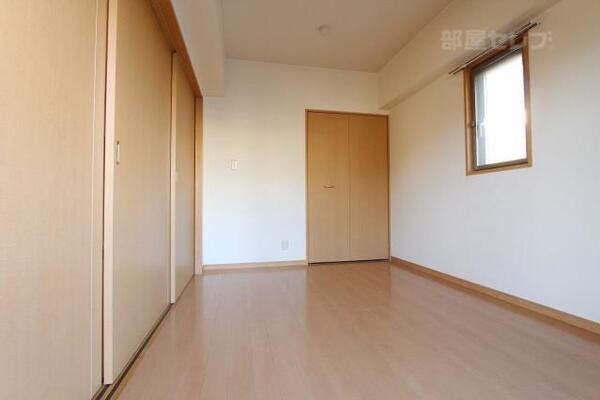 小窓もあって風通しの良いお部屋。（101号室内装写真）